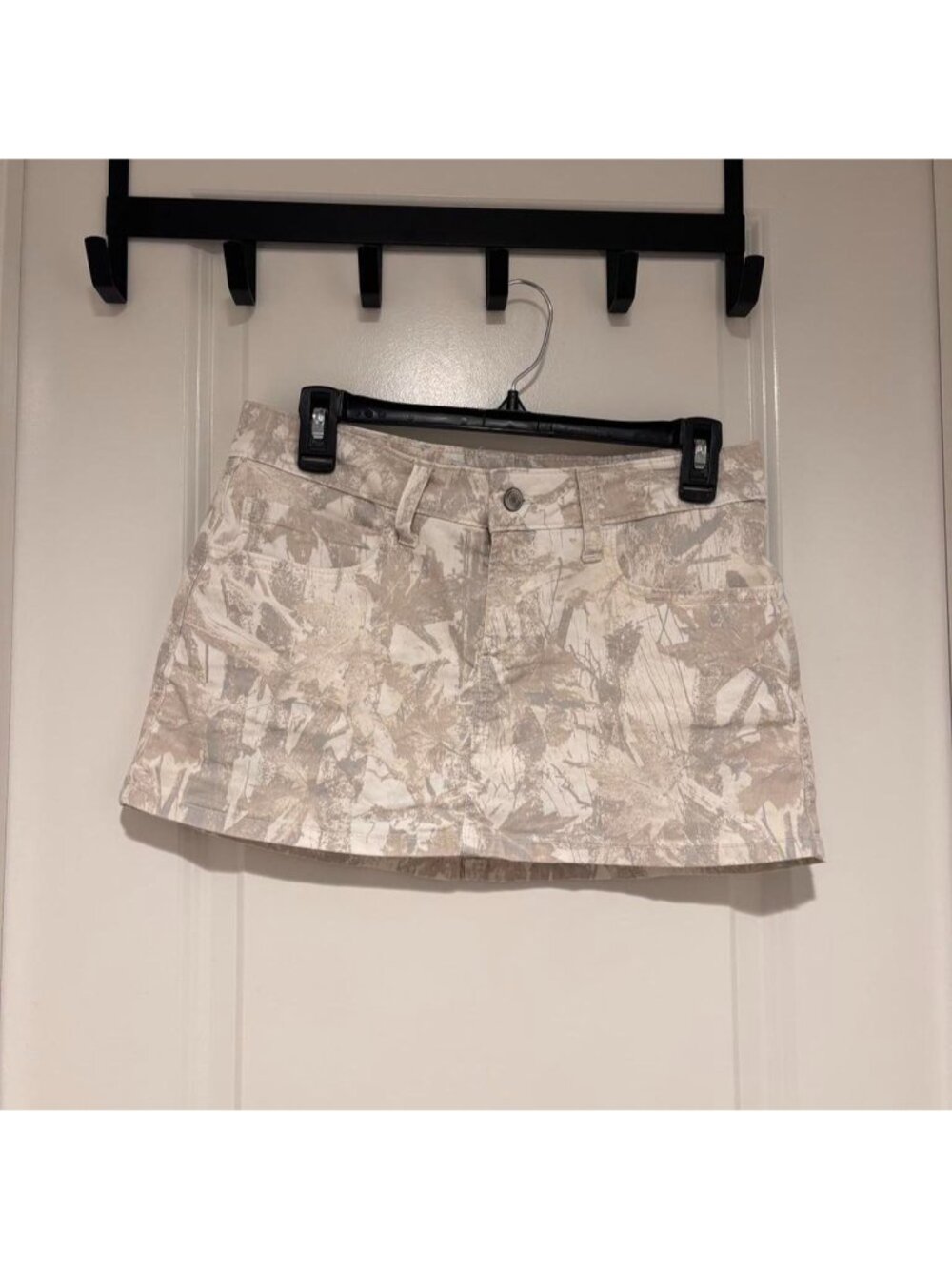 Hollister low waisted camo mini skirtSize...